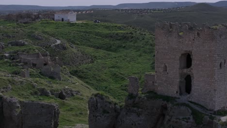 Drohnenflug,-Der-Auf-Der-Einen-Seite-Die-Burg-Von-Oreja-Aus-Dem-9.-Jahrhundert-Verlässt,-Auf-Der-Anderen-Seite-Gibt-Es-Ruinen-Und-Dies-Ist-Die-Einsiedelei-Der-Entvölkerten-Oreja-Otigola-Toledo-Spanien