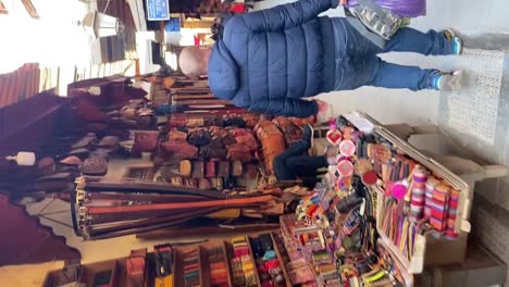 Vertikal,-Menschen-Beim-Einkaufen-In-Den-Engen-Souk-Gassen-Der-Alten-Medina-In-Fes,-Marokko