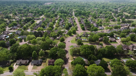 Un-Exuberante-Barrio-Suburbano-En-Collierville,-Tennessee,-Que-Muestra-Ordenadas-Hileras-De-Casas,-Vista-Aérea