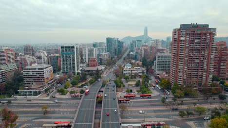 Antena-Establecer-Drone-Volar-Santiago-De-Chile-área-Urbana-Tráfico-Y-Edificios