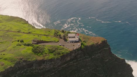 Vuelo-Con-Drones-Sobre-El-Faro-En-El-Acantilado-En-Madeira-Portugal