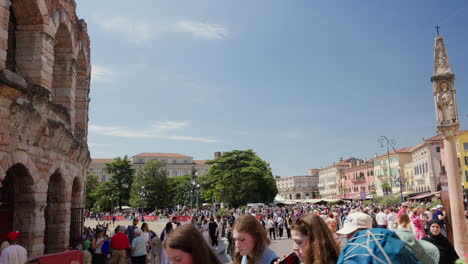 Busy-Verona-square-in-spring,-people-strolling-near-ancient-ruins