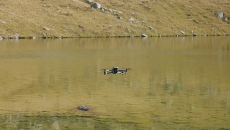 Moderne,-Fortschrittliche-Drohne-Fliegt-über-Einen-Kleinen-See