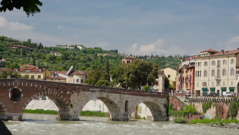 Vista-Panorámica-De-Verona-Con-Puente-Antiguo-Y-Colinas