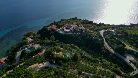 Villas-De-Lujo-En-La-Costa-Montañosa-Del-Océano,-Vista-Aérea-De-Drones