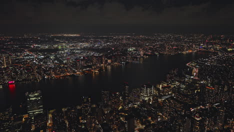 NYC-New-York-Luftaufnahme-V162-Aus-Großer-Höhe,-Drohnenüberflug-über-Die-Wolkenkratzer-Von-Midtown-Manhattan,-Erfassung-Der-Beleuchteten-Stadtlandschaft-Von-Greenpoint-Und-Long-Island-City-Bei-Nacht-–-Aufgenommen-Mit-Inspire-3-8k-–-September-2023