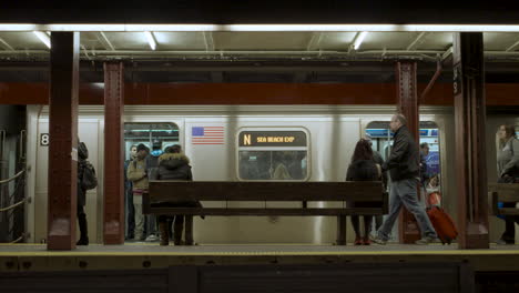 La-Gente-Pasa-Junto-Al-Tren-Subterráneo-Que-Espera-En-La-Estación-De-La-Calle-34-En-La-Ciudad-De-Nueva-York