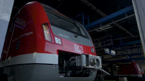 Primer-Plano-De-Un-Tren-Deutsche-Bahn-Estacionado-En-Una-Estación-De-Stuttgart