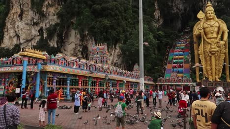 Multitudes-De-Personas-En-El-Templo-Hindú-De-La-Cueva-Batu,-Kuala-Lumpur.