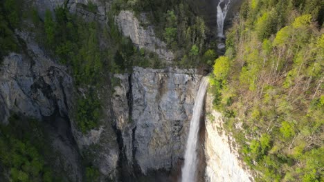 Toma-Aérea-Superior-De-La-Hermosa-Cascada-Seerenbachfälle-En-Amden,-Suiza