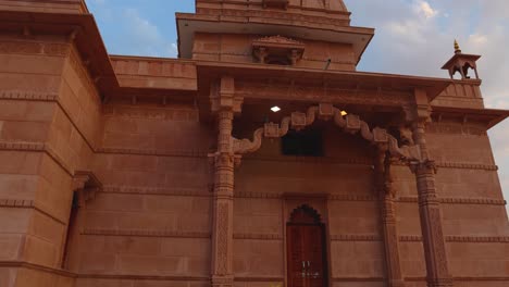 Templo-Hindú-Artístico-Con-Un-Espectacular-Cielo-Al-Atardecer-Desde-Una-Perspectiva-única