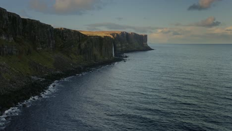 Strahlendes-Licht-Auf-Den-Küstenklippen-Der-Isle-Of-Skye-Hebt-Den-Kilt-Rock-Wasserfall-Hervor