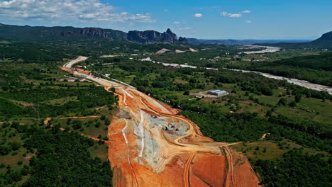 Vista-Aérea-Del-Trabajo-De-Campo-En-La-Nueva-Autopista-A3-En-El-Paisaje-De-Grecia,-Disparo-De-Drones