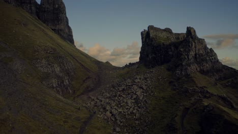 Volar-Sobre-Un-Alto-Acantilado-En-El-Paseo-Quiraing-Revela-El-Mar-Azul,-La-Isla-De-Skye,-Las-Tierras-Altas-De-Escocia