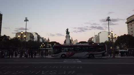 Vista-Crepuscular-De-La-Plaza-Del-Congreso,-Buenos-Aires-Con-Estatua-Y-Tráfico-Intenso