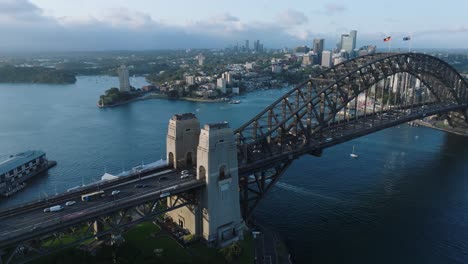 El-Puente-Del-Puerto-De-Sydney,-Un-Icónico-Puente-De-Arco-De-Acero,-Con-Muchos-Autos-Atravesándolo.