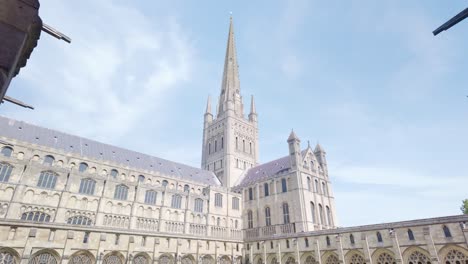 Inspiring-Medieval-Norwich-Cathedral,-spire-and-cloisters