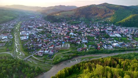 Video-Aéreo-De-Drones-De-La-Ciudad-De-Gura-Humorului-Desde-Rumania