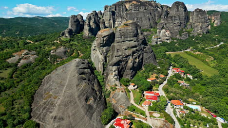 Formación-Rocosa-De-Meteora-Con-Monasterios-Ortodoxos-Orientales-En-Grecia,-Antena