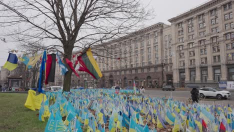 Plaza-De-La-Independencia-En-Kiev,-Ucrania,-Llena-De-Muchas-Banderas-Azules-Amarillas-Del-País-Y-Partidarios