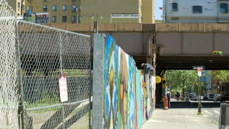 Pendlerzug-Fährt-über-Die-Straße-In-Harlem,-New-York