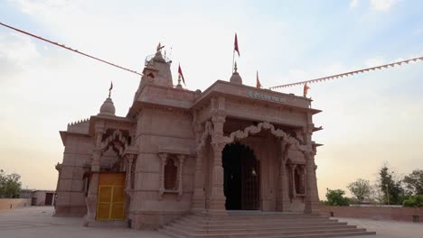 Templo-Hindú-Artístico-Con-Un-Espectacular-Cielo-Al-Atardecer-Desde-Una-Perspectiva-única