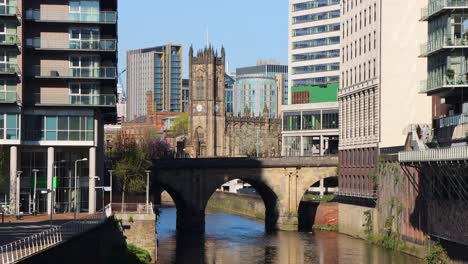 Blackfriars-Bridge-over-River-Irwell-and-Manchester-Cathedral-in-UK,-wide-shot