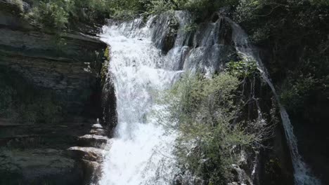 Vuela-Sobre-Una-Encantadora-Cascada-En-Italia-Con-Estas-Impresionantes-Imágenes-Tomadas-Con-Un-Dron