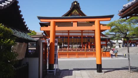 Fushimi-Inari,-the-toriis-labyrinth-shrine-in-Kyoto,-Traditionally-dressed-couple