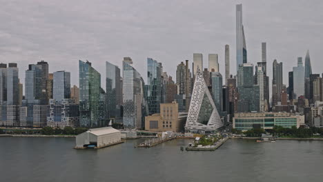 NYC-New-York-Luftaufnahme-V226-Mit-Niedriger-Flughöhe-über-Dem-Hudson-River-Mit-Blick-Auf-Den-Lincoln-Square,-Hell&#39;s-Kitchen-Und-Die-Skyline-Von-Midtown-Manhattan-–-Aufgenommen-Mit-Inspire-3-8k-–-September-2023