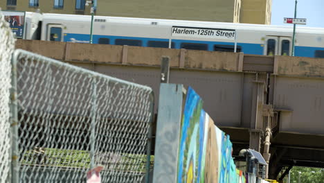 Pendlerzug-Fährt-Durch-Harlem-125th-Street-Station-In-New-York-City