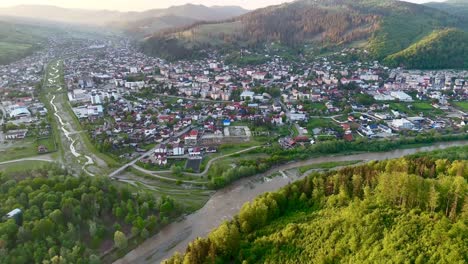 Luftaufnahmen-Fangen-Die-Stadtlandschaft-Von-Gura-Humorului-Und-Die-Umliegenden-Hügel-Ein