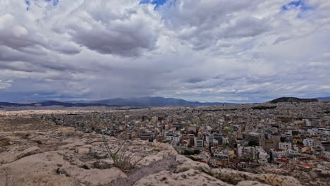 Disparo-De-ángulo-Alto-Desde-Akropole-Y-El-Templo-De-Zeus-Olímpico-Sobre-La-Ciudad-De-Atenas,-Grecia-En-Un-Día-Nublado