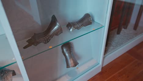 Mittelalterliche-Panzerhandschuhe-Und-Rüstungsteile-Auf-Dem-Display-In-Der-Waffenkammer-Der-Burg-Trakošćan,-Kroatien