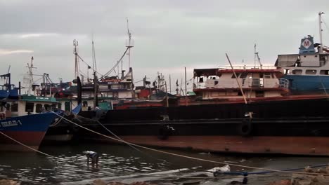 Una-Vez-Vendidas-Sus-últimas-Capturas-Y-Descansando-Debidamente-Sus-Tripulaciones,-Estos-Barcos-Pesqueros-Estacionados-En-El-Puerto-Pesquero-De-La-Ciudad-De-Iloilo-Esperan-Su-Próximo-Viaje.