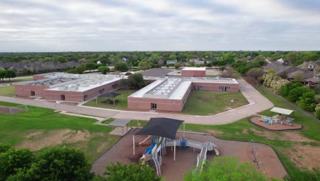 Luftaufnahmen-Der-Prairie-Trail-Grundschule-In-Flower-Mound,-Texas