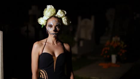 Video-Einer-Mexikanischen-Catrina-Mitten-Auf-Einem-Friedhof