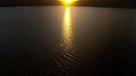 Panorámica-Sobre-Un-Lago-Iluminado-Por-El-Amanecer-En-Redding,-California