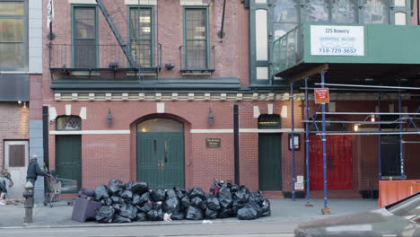 Hombres-Con-Carrito-De-Compras-Fuera-De-Bowery-Mission-En-La-Ciudad-De-Nueva-York