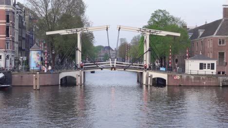 Blick-Auf-Den-Amsterdamer-Kanal-An-Einem-Sonnigen-Tag