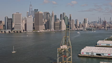 NYC-New-York-Luftaufnahme-V209-Drohnenüberflug-über-Das-Industrielle-Hafenviertel-Mit-Panoramablick-Auf-Manhattan-über-Den-East-River-Und-Die-Innenstadt-Von-Brooklyn-–-Aufgenommen-Mit-Inspire-3-8k-–-September-2023