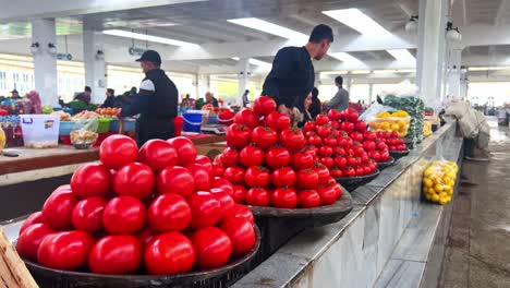 Rote-Tomaten-Im-Lebensmittelgeschäft-Gesunde-Bio-Lebensmittel-Markt