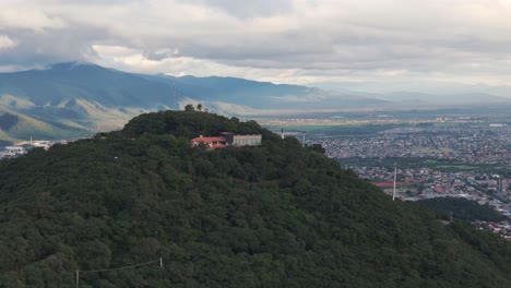 Antena-De-Casa-De-Montaña-Con-Salta,-Capital-De-Argentina-Más-Allá