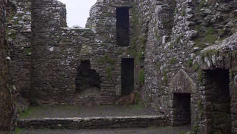 Restos-Antiguos-De-Una-Iglesia-Medieval-En-La-Colina-De-Slane-En-El-Condado-De-Meath,-Irlanda