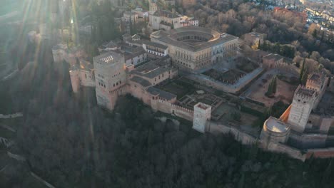 Palacio-De-La-Alhambra,-Castillo-Medieval-En-Granada,-España---Toma-Aérea-De-Drones