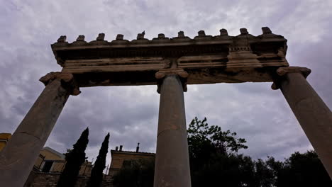 Tiro-De-ángulo-Bajo-De-Pilares-Del-Antiguo-Foro-Romano-De-Atenas,-Grecia-En-Un-Día-Nublado