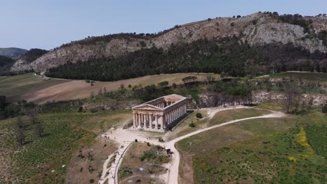 Disparo-De-Drone-Delantero-Sobre-El-Templo-De-Segesta