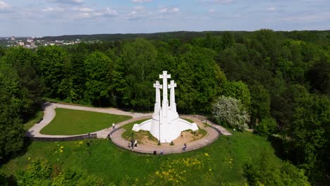 Drohne-Umkreist-Das-Denkmal-Der-Drei-Kreuze-Im-Schönen-Vilnius,-Litauen