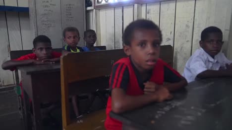 Papua-asiatische-Kinder-Im-Klassenzimmer-Dorfschule-Indonesien-Agats-Asmat