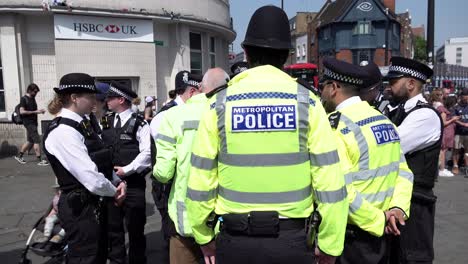 Un-Grupo-De-Agentes-De-La-Policía-Metropolitana-Se-Levantan-Y-Reciben-órdenes-Durante-Un-Despliegue-De-Orden-Público-En-Camden-Town.